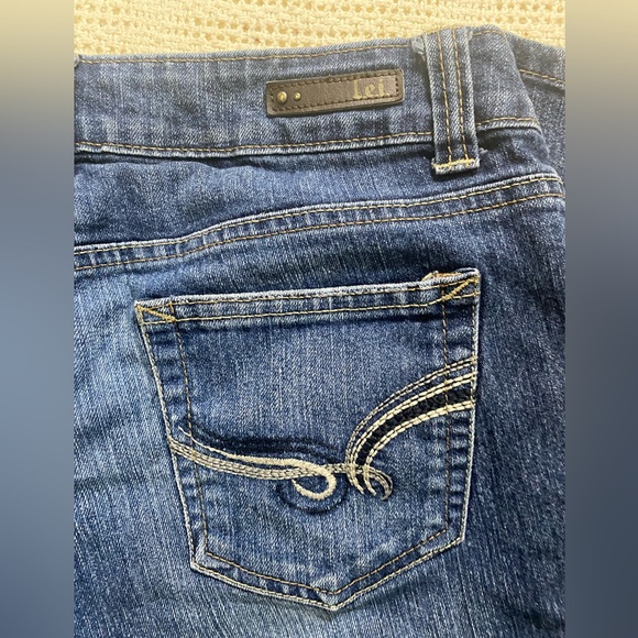 L.E.I. Sophia Hipster Flare Women's Junior Size 9 Short Jeans - Picture 5 of 9